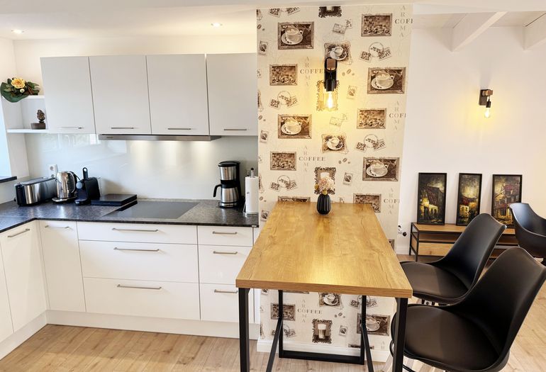 Tresen-Tisch angrenzend zur Küchenzeile Tresen-Tisch angrenzend zur Küchenzeile