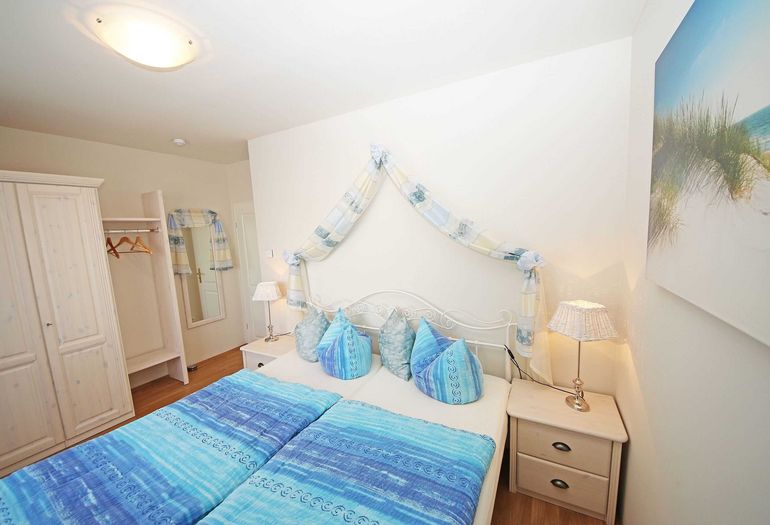 Schlafzimmer mit Kleiderschrank und Garderobe Schlafzimmer mit Kleiderschrank und Garderobe