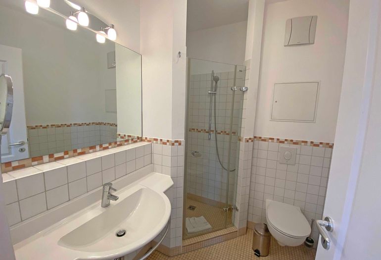 Badezimmer mit flacher Dusche