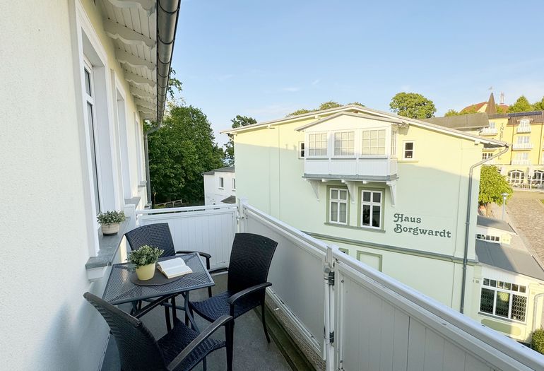 bestuhlter Balkon