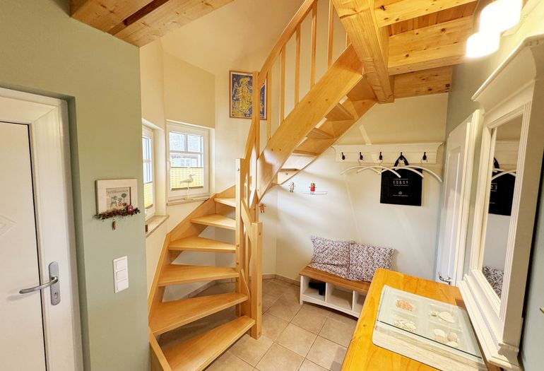 unterer Flurbereich mit Treppenaufgang