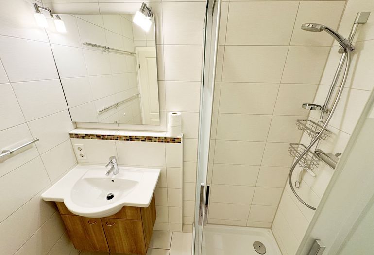 Badezimmer mit Waschplatz