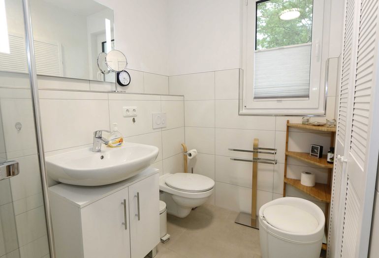 Badezimmer mit WC und Fenster Badezimmer mit WC und Fenster