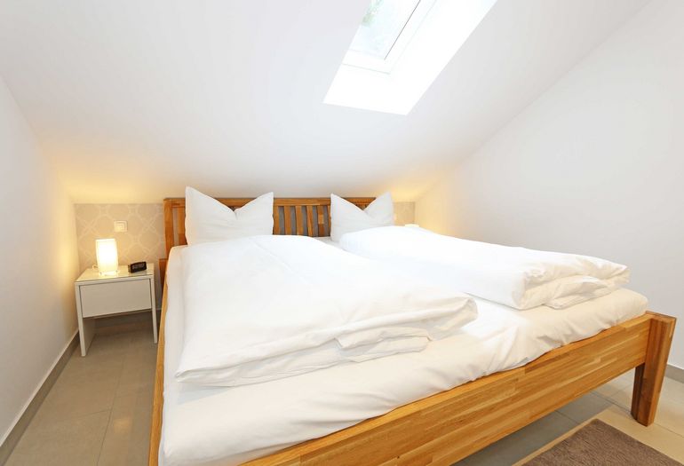 3. Schlafzimmer mit Doppelbett und Kommode