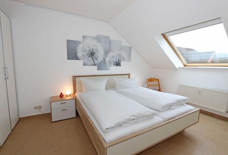Schlafzimmer mit Doppelbett