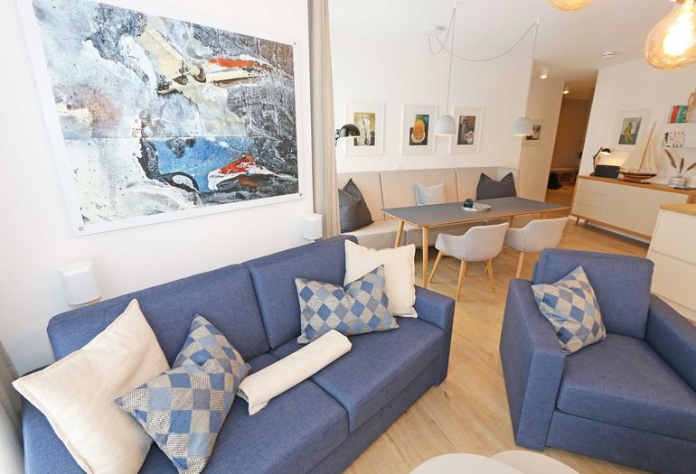 Wohnzimmer mit gemütlicher Couch