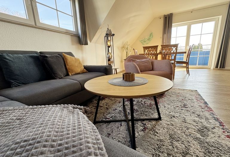 Couch und TV der Ferienwohnung