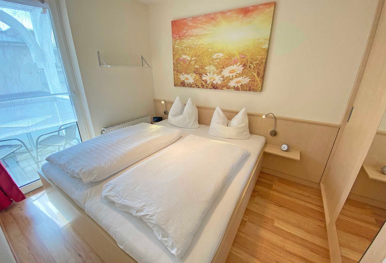 Schlafzimmer mit Kliederschrank