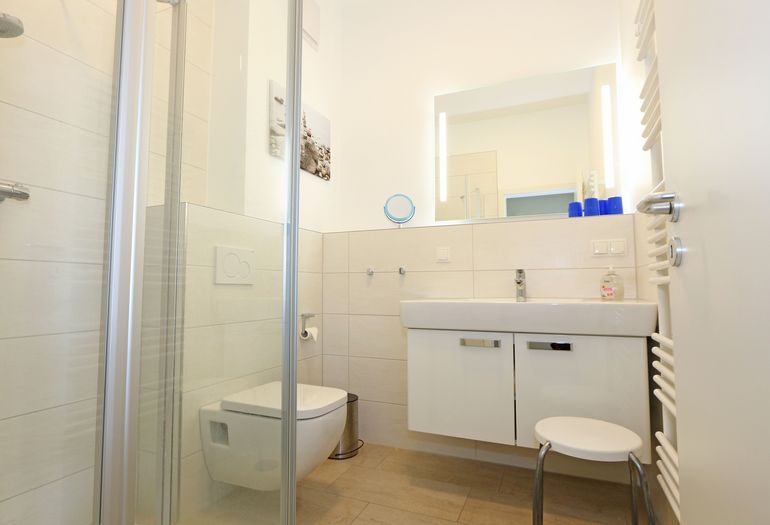 Badezimmer mit WC und Dusche Badezimmer mit WC und Dusche