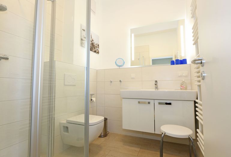 Badezimmer mit WC und Dusche