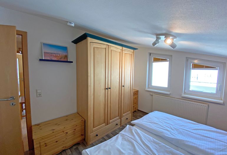 1. Schlafzimmer mit Kleiderschrank