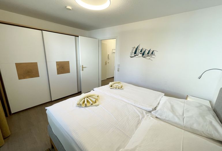 Schlafzimmer mit Kleiderschrank