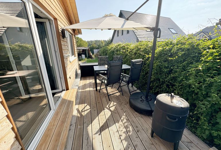 bestuhlte Terrasse mit Zugang vom Wohnbereich