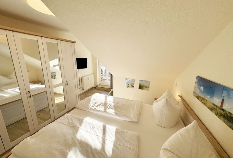 Schlafzimmer mit großem Kleiderschrank