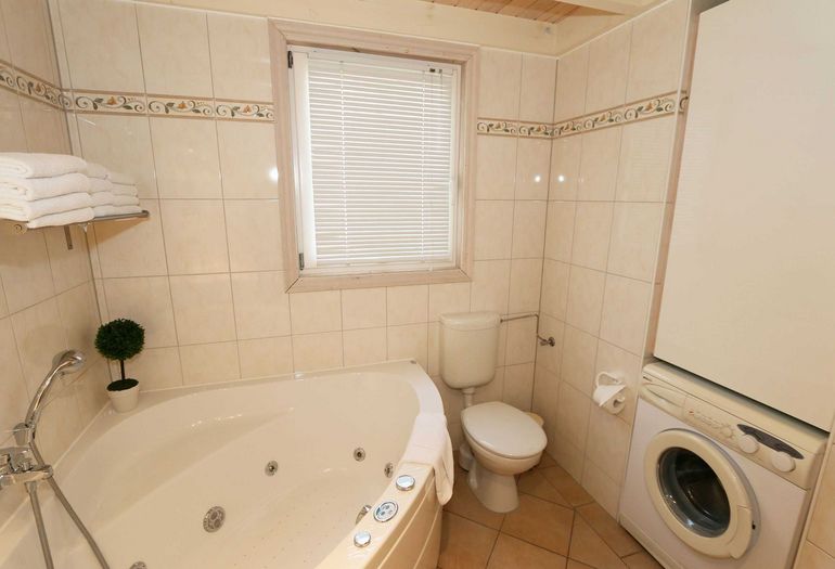 Badezimmer mit Waschmaschine