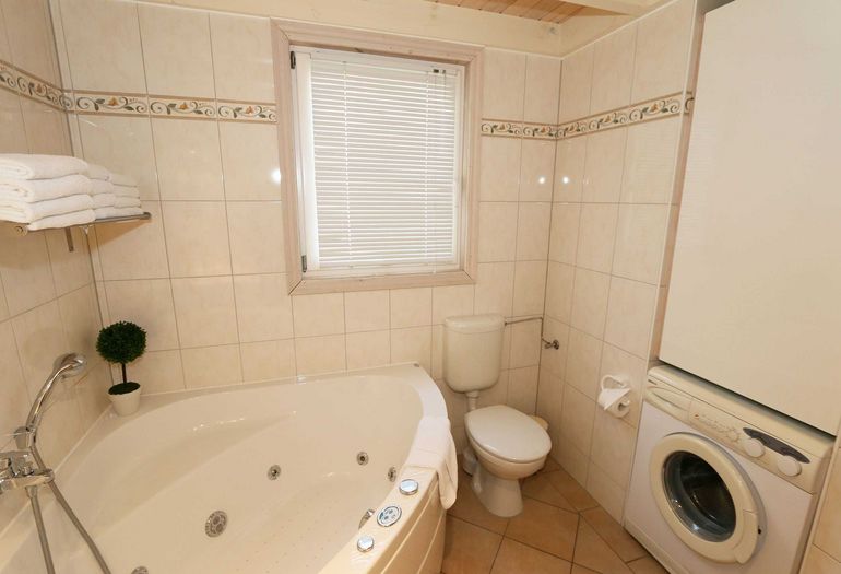 Badezimmer mit Waschmaschine