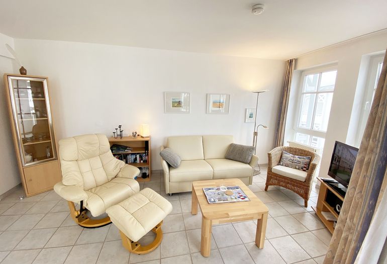 Wohnzimmer mit Couch und Sessel