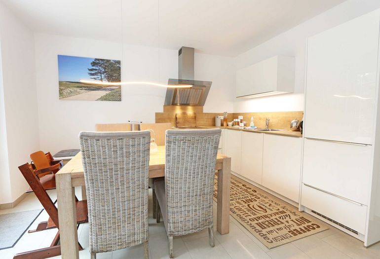 Esstisch mit Blick zur Küchenzeile