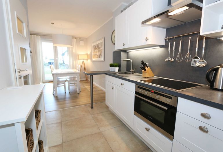 Küchenzeile mit angrenzenden Esstisch Küchenzeile mit angrenzenden Esstisch