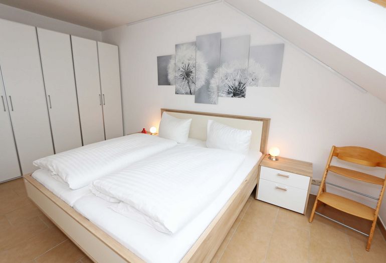 Schlafzimmer mit Doppelbett