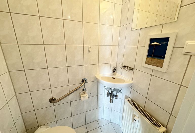 Seepark Sellin Haus Baabe - Bad mit WC und Waschbecken. Seepark Sellin Haus Baabe - Bad mit WC und Waschbecken.