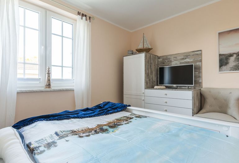 1.Schlafzimmer mit TV und Kleiderschrank