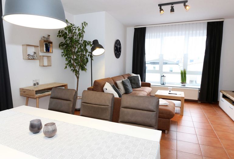 Esstisch mit Blick ins Wohnzimmer