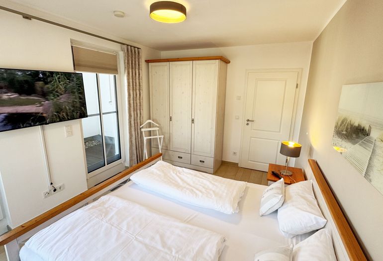 großes Schlafzimmer mit OLED-Smart-TV