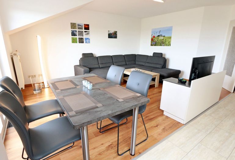 Wohnbereich mit Esstisch