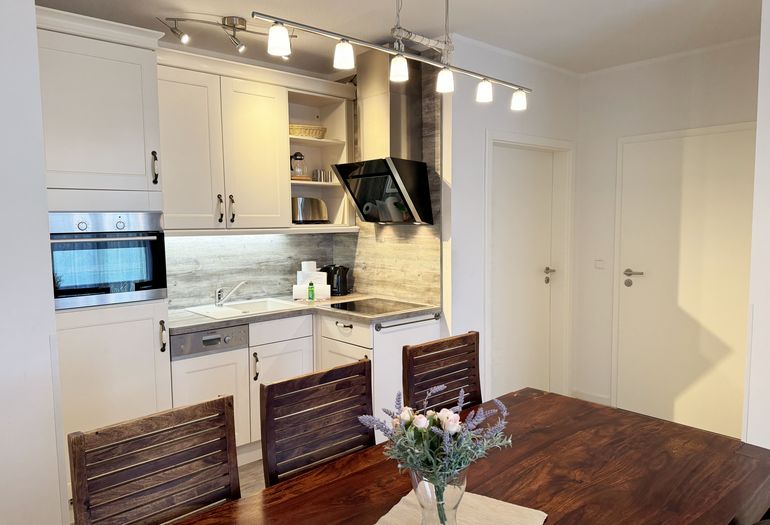 Esstisch und moderne Küchenzeile Esstisch und moderne Küchenzeile