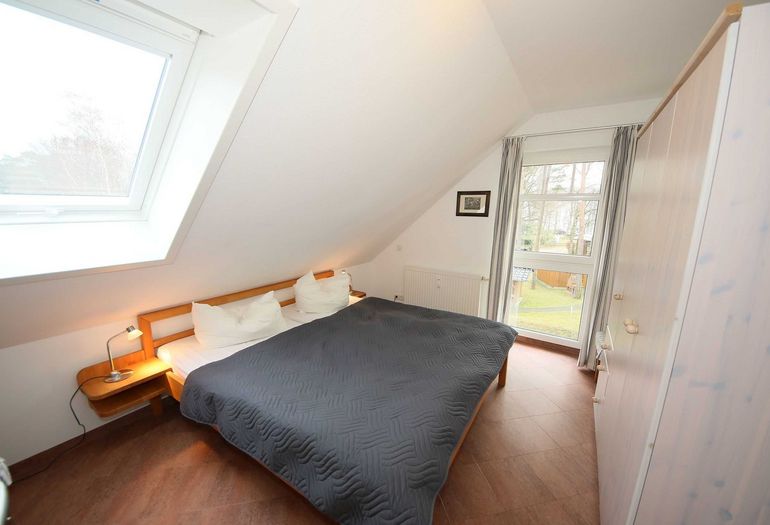 Schlafzimmer mit Doppelbett