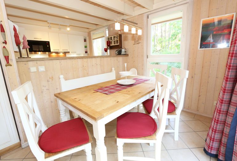 Essplatz mit angrenzender Küchenzeile