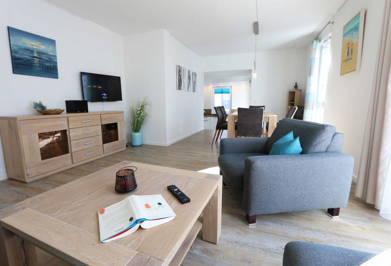 Wohnbereich mit TV und gemütlicher Couch