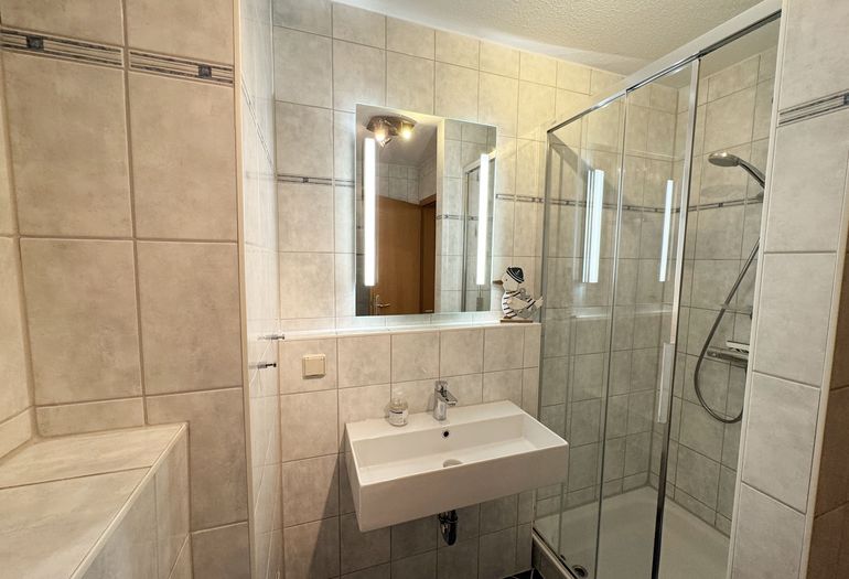 moderne Dusche mit leichtem Einstieg moderne Dusche mit leichtem Einstieg