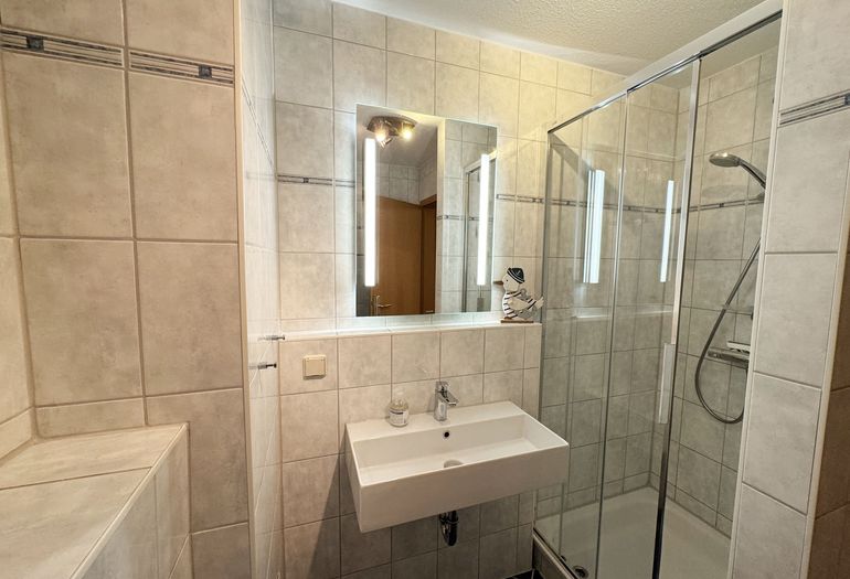 moderne Dusche mit leichtem Einstieg