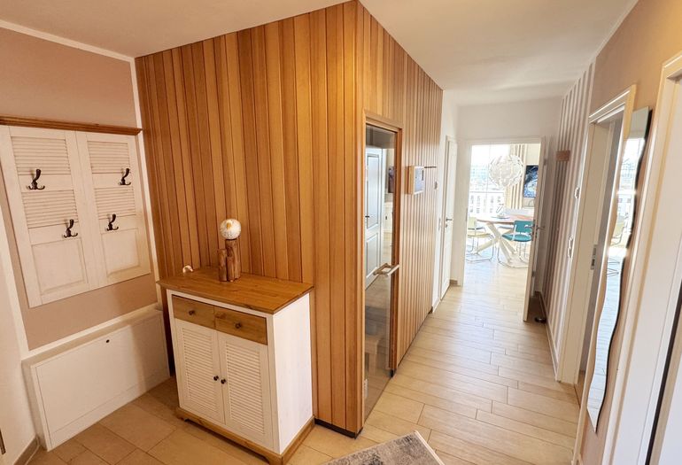 Flurbereich mit Garderobe und Blick auf die Sauna