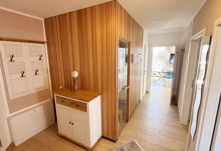 Flurbereich mit Garderobe und Blick auf die Sauna