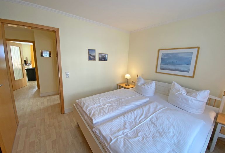 1. Schlafzimmer mit Kleiderschrank 1. Schlafzimmer mit Kleiderschrank