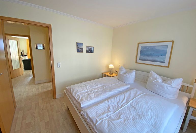 1. Schlafzimmer mit Kleiderschrank 1. Schlafzimmer mit Kleiderschrank