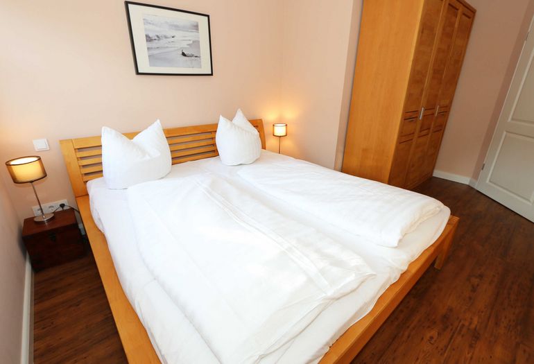 Schlafzimmer mit Doppelbett