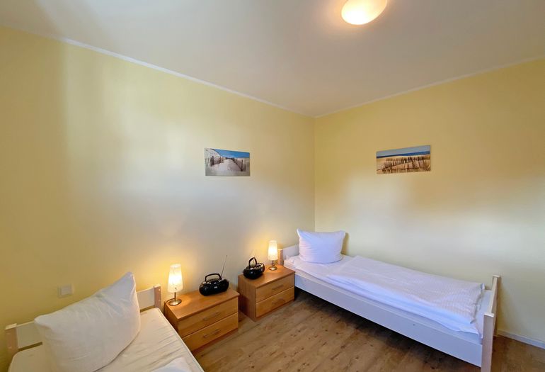 erstes Schlafzimmer mit Kleiderschrank