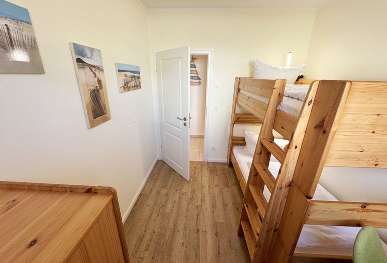 3. Schlafzimmer mit Etagenbett und Schreibtisch