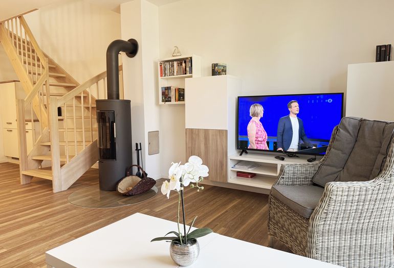 gemütliches Wohnzimmer mit Smart-TV