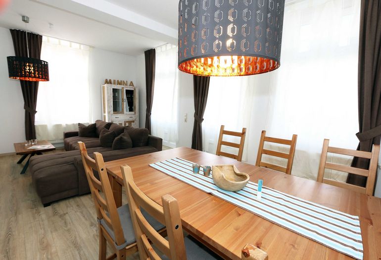 Esstisch mit Stühlen für gemeinsames Essen