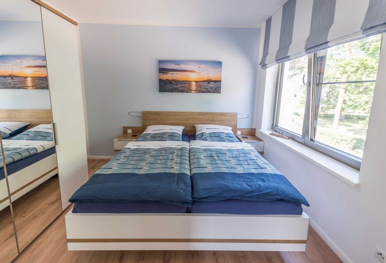 Schlafzimmer mit Doppelbett