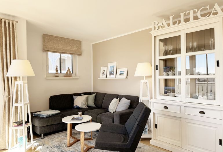 Wohnbereich mit gemütlicher Couch