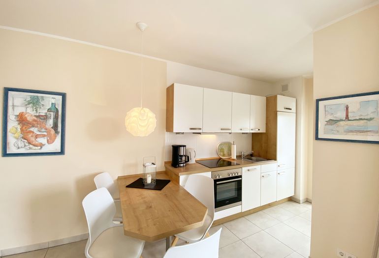 Küchenzeile mit Esstisch Küchenzeile mit Esstisch