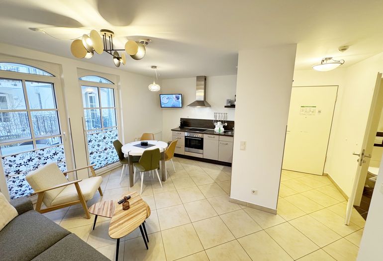 Küchenzeile mit Essbereich