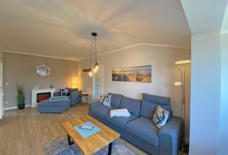 Wohnzimmer mit großer Couch und TV