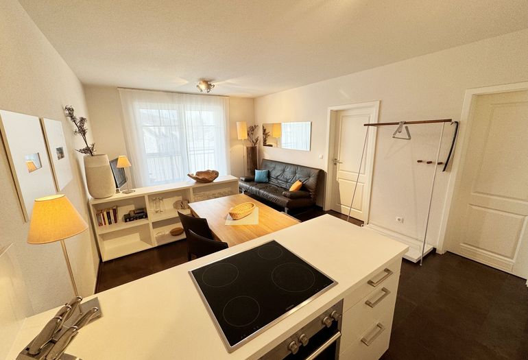 moderne Küchenzeile lädt zum Kochen ein